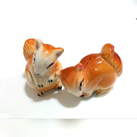 NUT HUGGERS - Vintage Squirrel Pair Salt & Pepper Shakers (No Plugs) - Picture 2 of 7